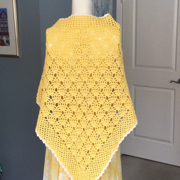 Vintage crochet shawl with button closure and white trim - Picture 3 of 4